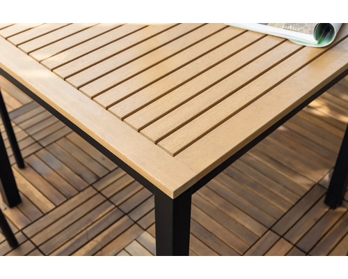 Detailansicht eines Gartentisches mit Holzlatten und Metallgestell