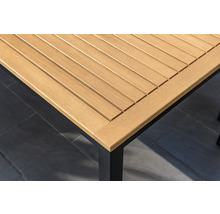 Detailansicht einer Gartentischplatte aus Holz mit schwarzem Tischgestell.
