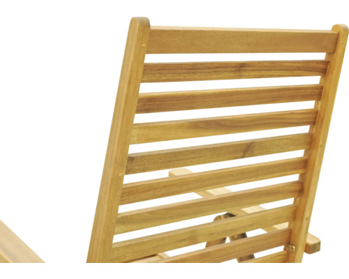 Detailansicht der Rückenlehne eines Holzgartenstuhls mit horizontalen Latten