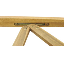 Detailansicht eines Holzstuhls mit Beschlägen