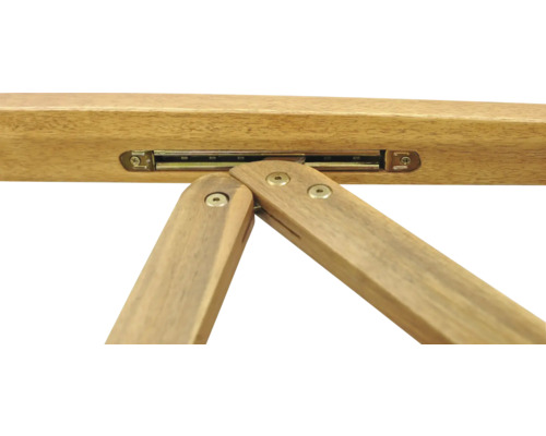 Detailansicht eines Holzstuhls mit Beschlägen