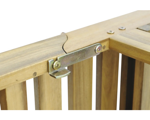 Detailansicht eines Holzrahmens mit Metallverbindungsstück und Schrauben