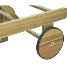 Detailaufnahme eines Holzrollwagens mit Rädern