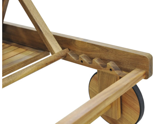 Detailaufnahme eines hölzernen Liegestuhls mit Rädern