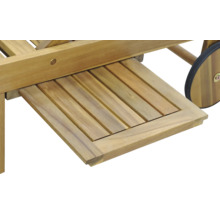 Detailansicht einer Holzliege mit Ausziehtisch