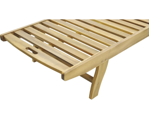 Detailansicht einer Holzgartenliege mit Lattenrost.