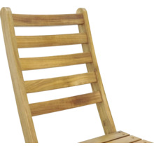 Detailansicht einer Holzgartenstuhllehne