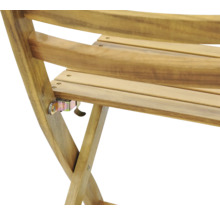 Detailansicht eines Holzstuhls mit Klappmechanismus