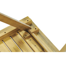 Vue détaillée du dessous d'une table de jardin en bois avec des vis