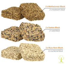 Drei Stapel mit jeweils zwei Vogelfutterblöcken: Mehlwurm-, Saaten- und Nusskern-Block