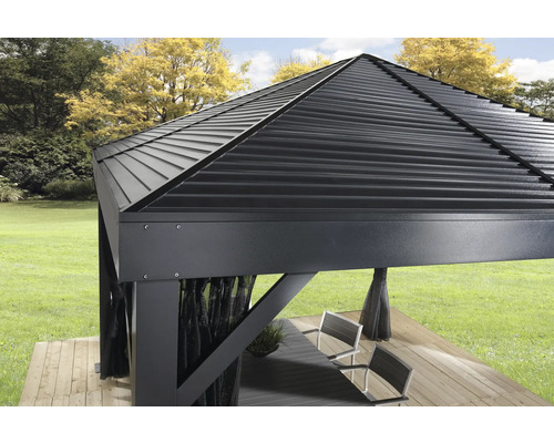 Vue détaillée d'un pavillon avec toit métallique et rideaux sur une terrasse en bois