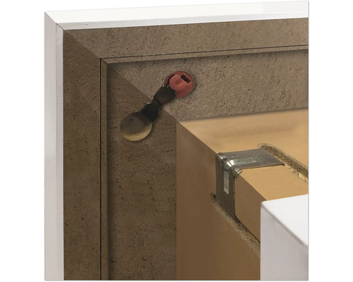 Detailansicht eines Möbelstücks mit Beschlägen für die Montage