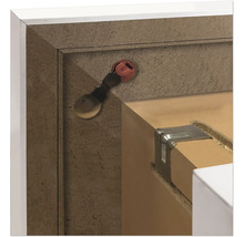 Detailaufnahme eines Möbelstücks mit Befestigungsbeschlägen