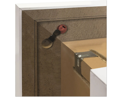 Detailaufnahme eines Möbelstücks mit Befestigungsbeschlägen