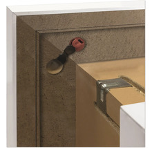 Vue détaillée d'un meuble avec ferrures et éléments de connexion.