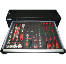 Offene Schublade eines Werkzeugwagens mit verschiedenen Werkzeugen