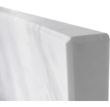 Detailaufnahme einer weißen Waschtischplatte mit Marmorierung