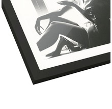 Image en noir et blanc d''une femme portant des escarpins dans un cadre