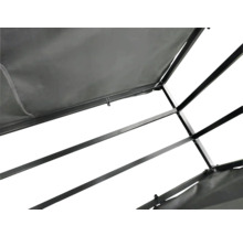 Detailansicht eines Pavillons mit Metallrahmen und Stoffdach