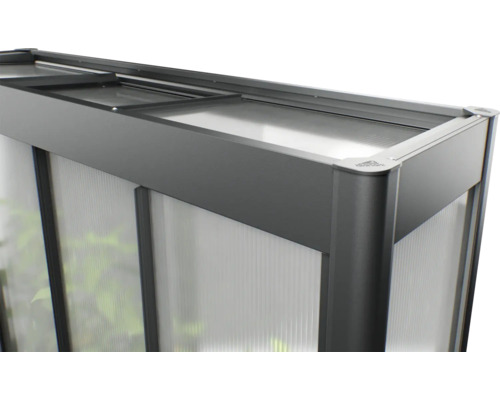 Detailansicht eines Gewächshauses mit Polycarbonatplatten