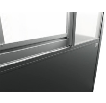 Detailansicht eines Gewächshausrahmens mit Glaspaneelen und grauer Basis