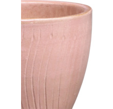 Gros plan d'un pot de fleurs en céramique avec une surface rainurée