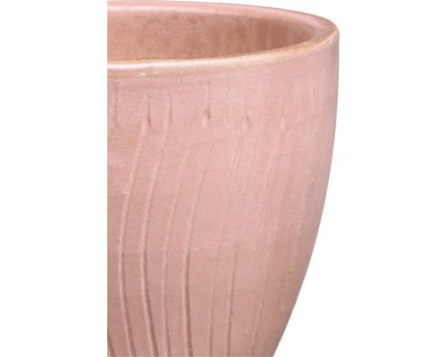 Gros plan d'un pot de fleurs en céramique avec une surface rainurée