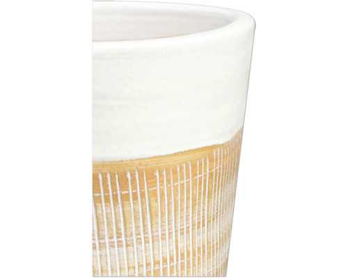 Detailansicht eines Pflanzgefäßes mit vertikalen Linien