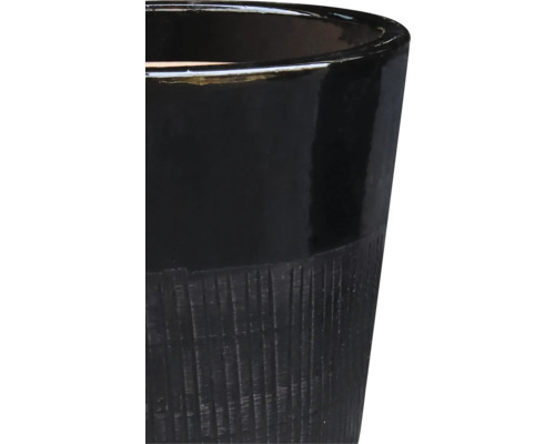 Detailaufnahme eines schwarzen Pflanzgefäßes mit gerillter Textur.