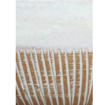 Nahaufnahme einer Holzoberfläche mit weißen Streifen