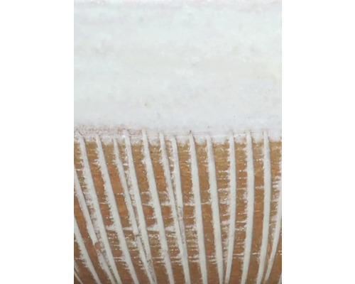 Nahaufnahme einer Holzoberfläche mit weißen Streifen