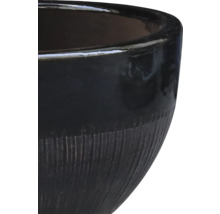 Detailaufnahme eines Blumentopfs aus Keramik mit gerillter Textur