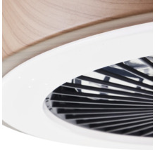Gros plan d'un ventilateur de plafond avec des lamelles