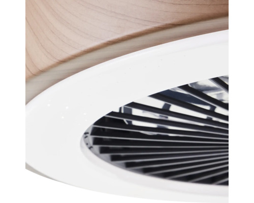 Gros plan d'un ventilateur de plafond avec des lamelles