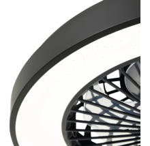 Gros plan d'un ventilateur de plafond avec éclairage