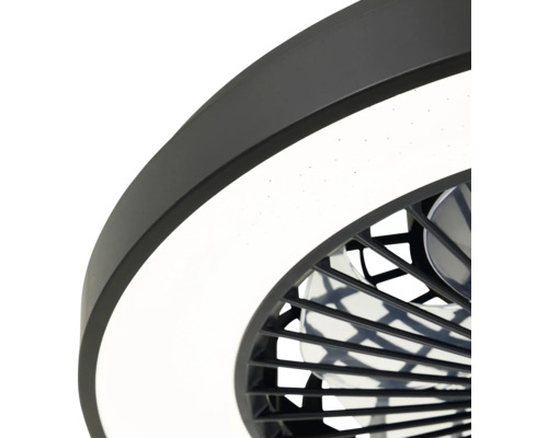 Gros plan d'un ventilateur de plafond avec éclairage