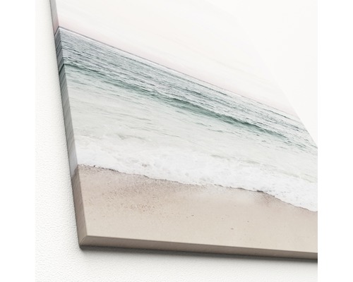 Gros plan d''une toile avec une image de plage et de mer