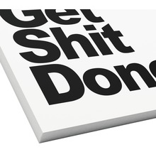 Dekoratives Schild mit dem Schriftzug Get Shit Done.
