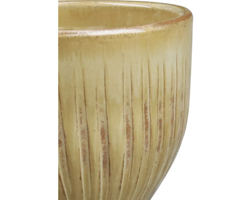 Vue détaillée d'un cache-pot en céramique avec une surface rainurée