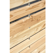 Gros plan d'une clôture en bois avec des poteaux métalliques