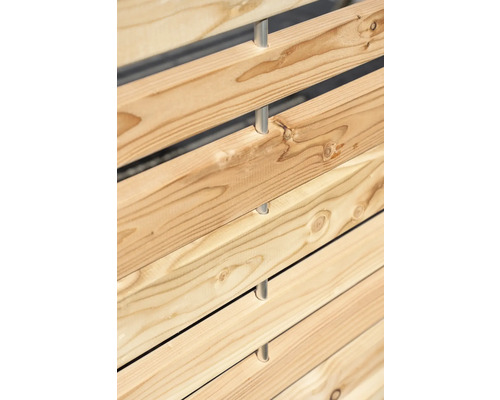 Gros plan d'une clôture en bois avec des poteaux métalliques