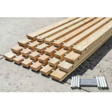 Pile de lattes de bois avec des tiges métalliques pour les projets de construction