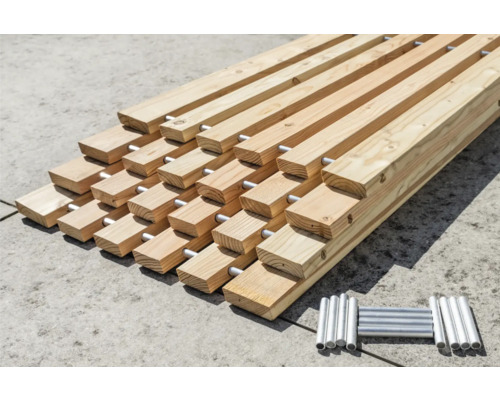 Pile de lattes de bois avec des tiges métalliques pour les projets de construction