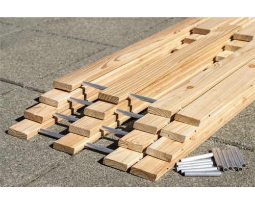 Holzlatten und Metallrohre für den Bau eines Hochbeets