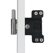 Detailansicht eines Fensterbeschlags mit Schrauben