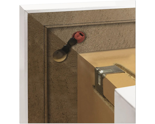 Vue détaillée d'un meuble avec des ferrures de fixation