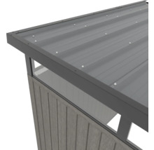 Detailansicht eines Gartenhauses mit Metalldach und Holzwand