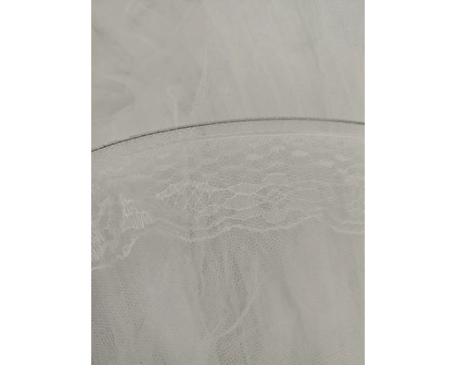 Vue détaillée d'une moustiquaire avec dentelle