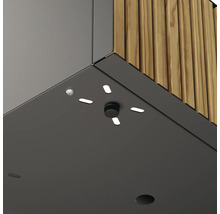 Vue détaillée d'un éclairage de cabane de jardin avec capteur et éléments en bois