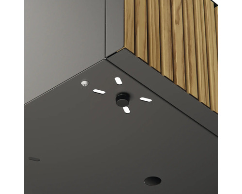 Vue détaillée d'un éclairage de cabane de jardin avec capteur et éléments en bois